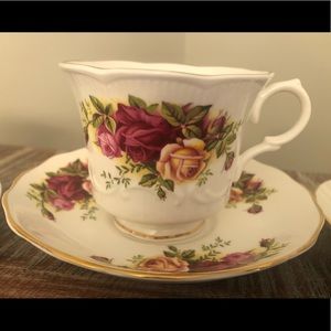 Set of 4 fine bone China tea cup/ saucer sets